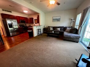 101 Brownstone Ct in Wilton, NY - Foto de edificio - Building Photo