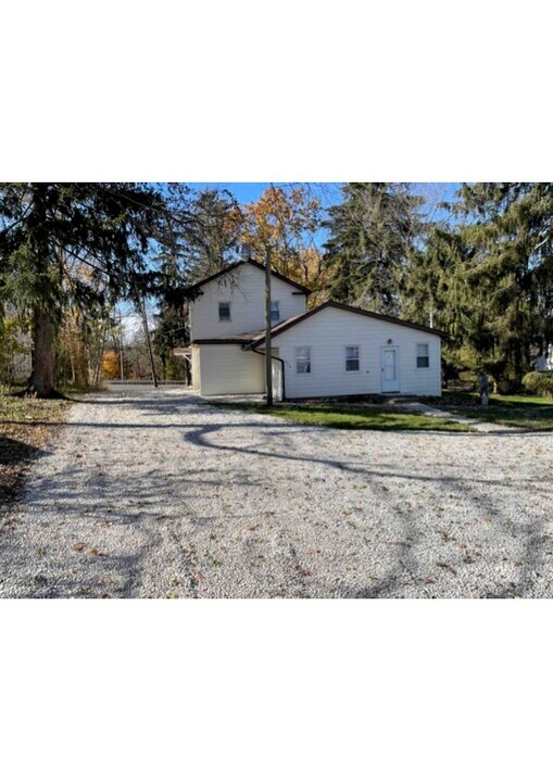 576 High St NE, Unit 1 in Canal Fulton, OH - Building Photo