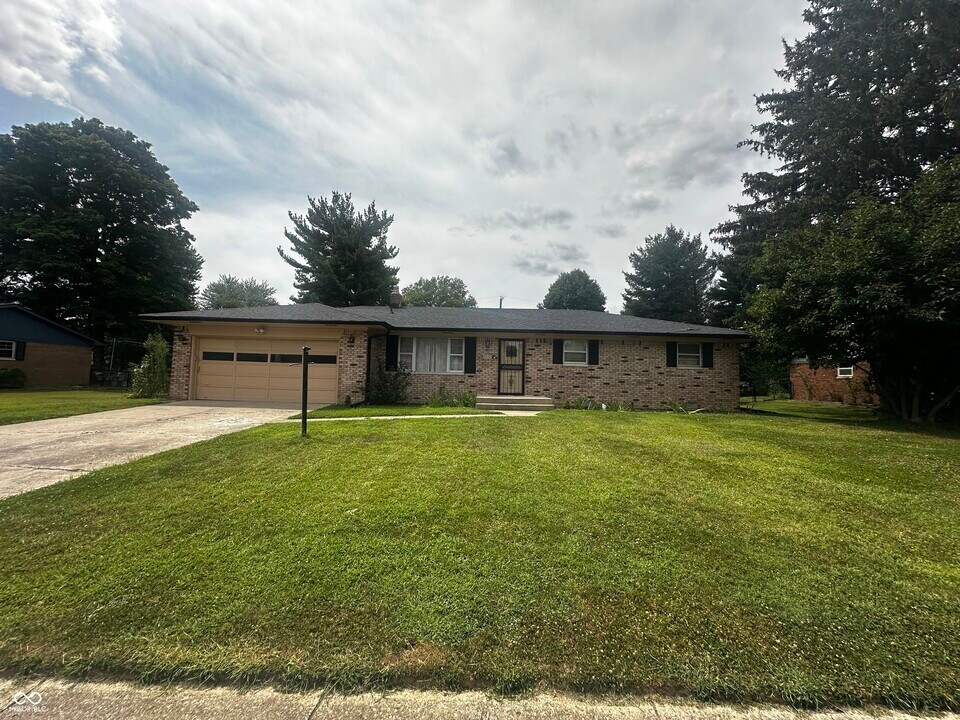 8240 Burn Ct in Indianapolis, IN - Building Photo