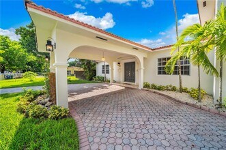 7100 SW 56th St in Miami, FL - Building Photo - Building Photo