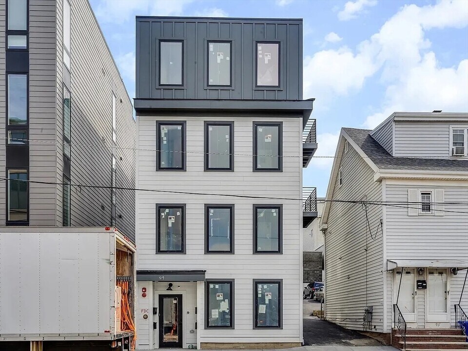 97 Condor St in Boston, MA - Foto de edificio