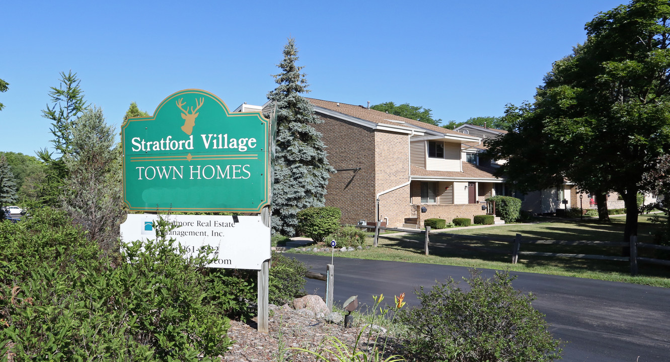 Stratford Village in Brown Deer, WI - Foto de edificio