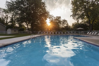 Mill Grove Apartments in Audubon, PA - Foto de edificio - Building Photo
