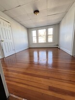 1370 E Main St, Unit Apt1 in Bridgeport, CT - Building Photo