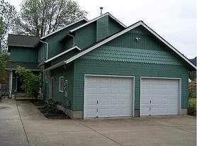 824 S 8th St, Unit 824 S 8th Cottage Grove in Cottage Grove, OR - Building Photo