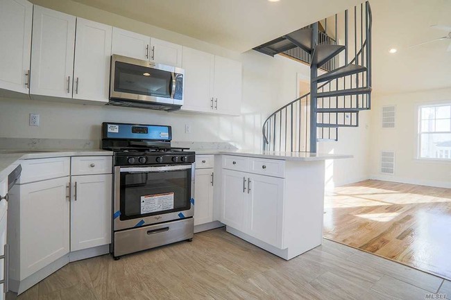 40 Cedar Swamp Rd-Unit -3 in Glen Cove, NY - Building Photo - Building Photo