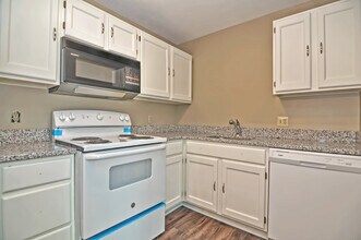 1 Bristol Court Unit 3, Unit 303 in Derry, NH - Building Photo - Building Photo