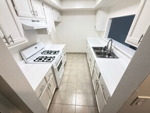 15020 Burbank Blvd in Los Angeles, CA - Building Photo - Building Photo