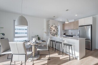 17 Pl. de la Triade in Pointe-claire, QC - Building Photo - Building Photo