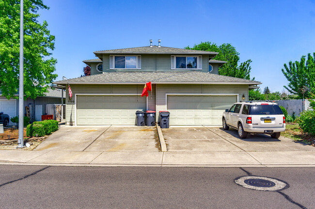 1132 Glengrove Ave in Central Point, OR - Building Photo - Building Photo