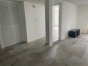 3670 Inverrary Dr in Lauderhill, FL - Building Photo - Building Photo