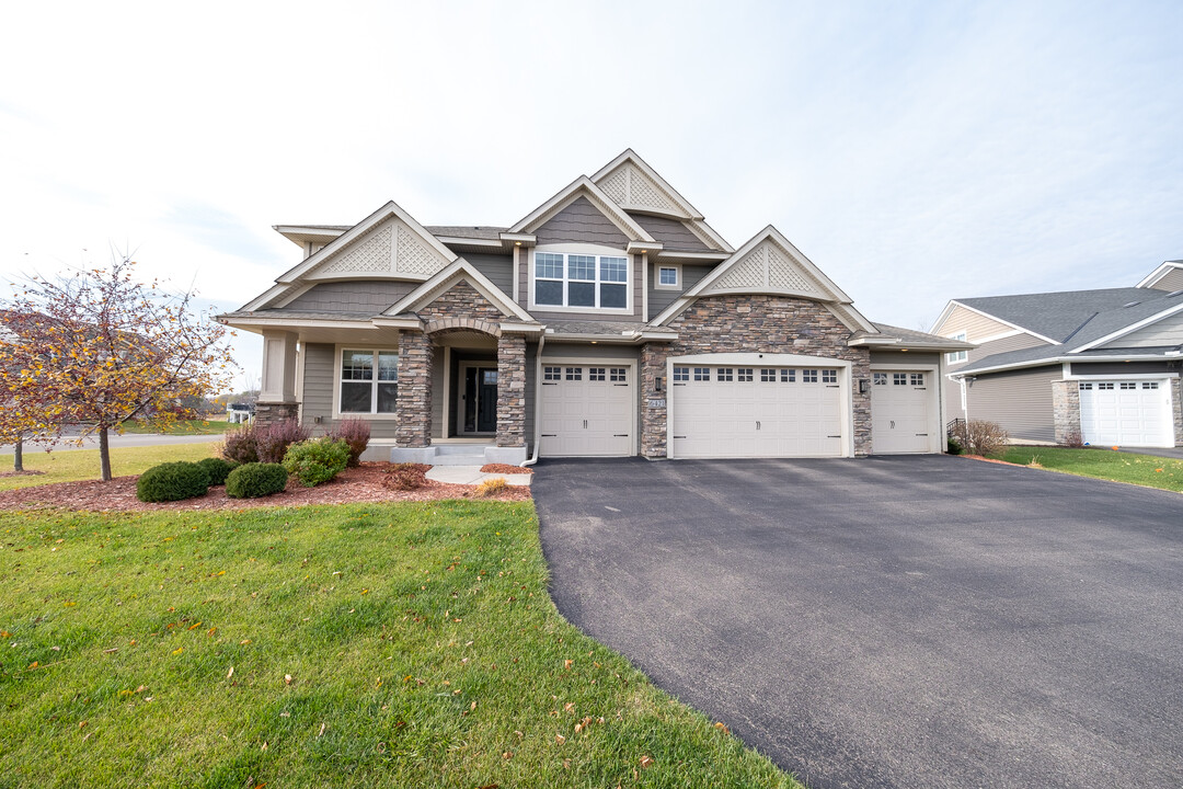 6421 Bluestem Cir in Corcoran, MN - Foto de edificio