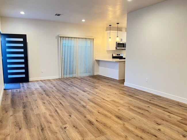 9938 Lull St in Burbank, CA - Foto de edificio - Building Photo