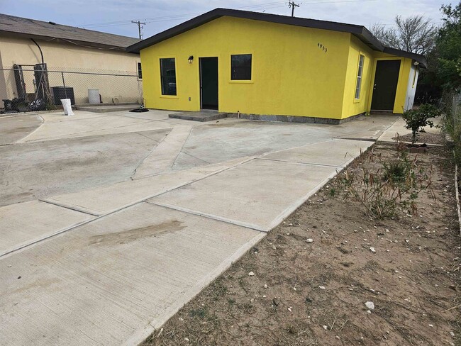 4933 Franzetta St in Laredo, TX - Building Photo - Building Photo