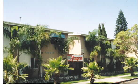 Cedar Court South in Long Beach, CA - Building Photo - Building Photo