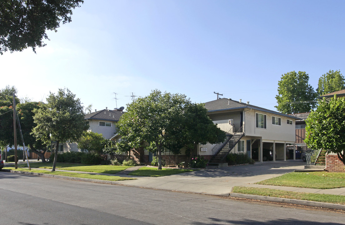 1002-1010 W Iowa Ave in Sunnyvale, CA - Building Photo