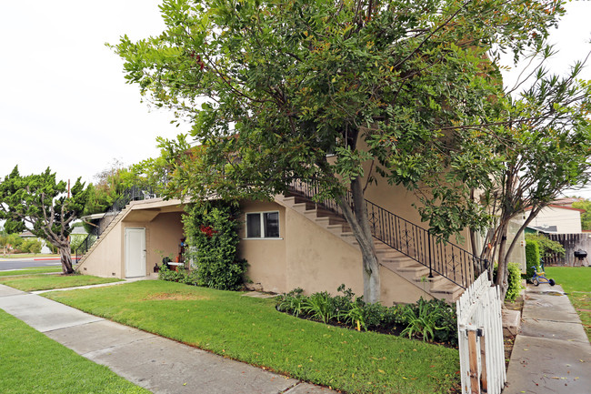 1018 S Highland Ave in Fullerton, CA - Foto de edificio - Building Photo