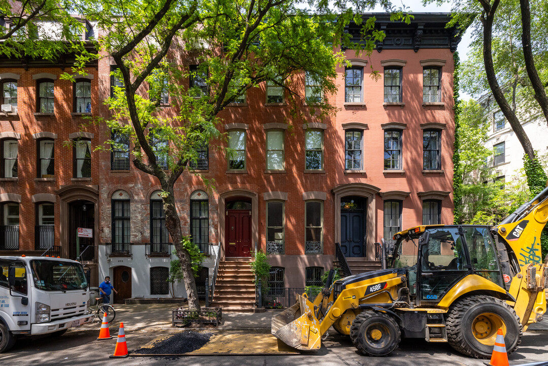 257 W 11th St in New York, NY - Building Photo