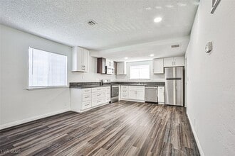 4718 Elk Springs Ave in Las Vegas, NV - Building Photo - Building Photo