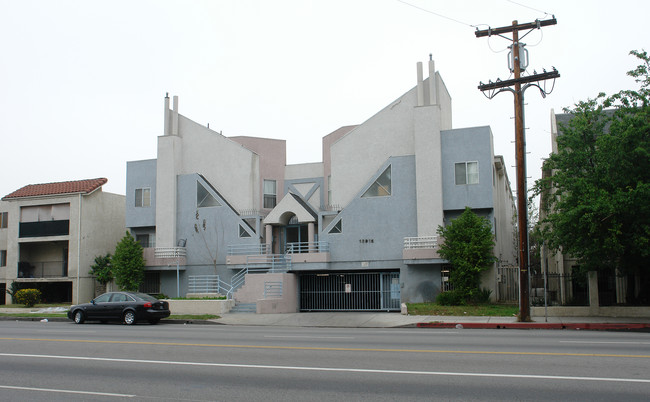 13915 Sherman Way in Van Nuys, CA - Foto de edificio - Building Photo