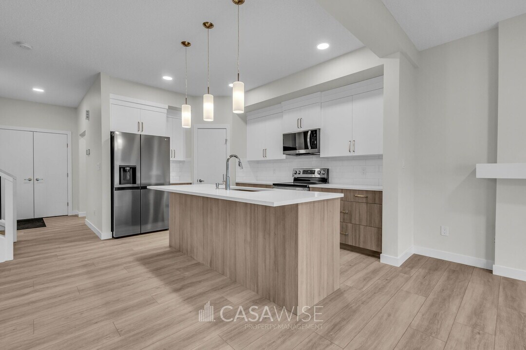 1061 Berg Pl in Leduc, AB - Building Photo