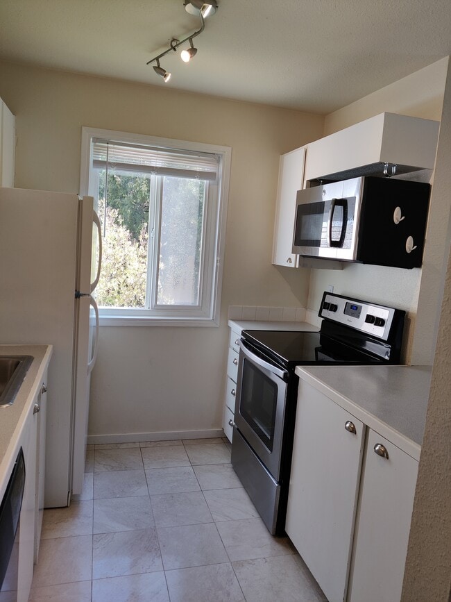 12429 NE 130th Ct, Unit G206 in Kirkland, WA - Foto de edificio - Building Photo