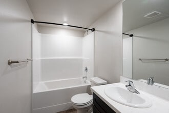 The Edge Apartments in Edgewood, WA - Foto de edificio - Interior Photo