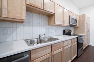 726 E Emma Ave in Springdale, AR - Foto de edificio - Building Photo