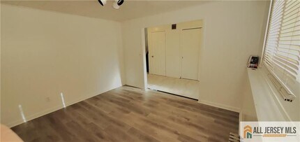 40 Beverly Ave in Franklin Township, NJ - Foto de edificio - Building Photo