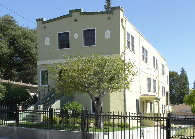 3228 Davis St in Oakland, CA - Foto de edificio - Building Photo