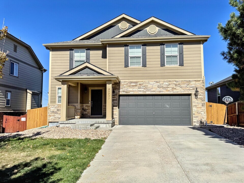 24977 E Lake Dr in Aurora, CO - Building Photo
