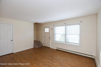 87 Delaware St in Glasco, NY - Building Photo - Building Photo