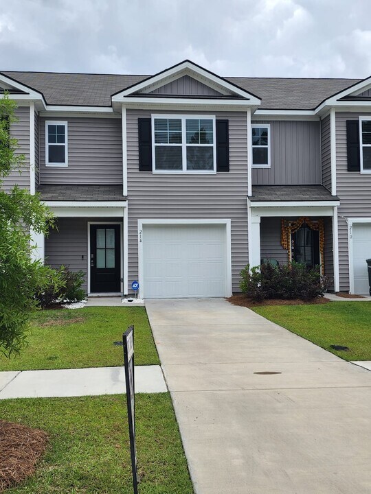 214 Coneflower Rd in Bloomingdale, GA - Building Photo