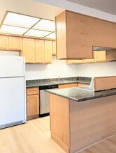398 Parrott St, Unit 104 in San Leandro, CA - Building Photo - Building Photo