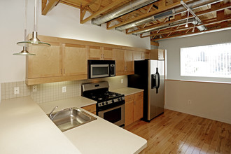 Amber Crossing in Royal Oak, MI - Building Photo - Interior Photo