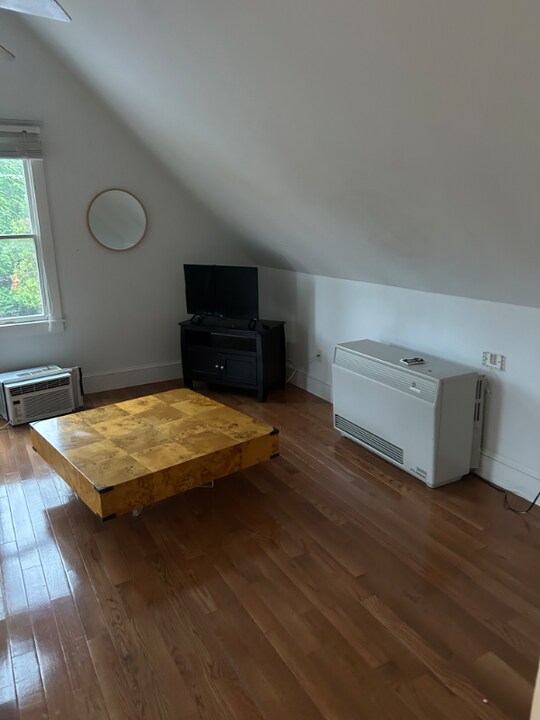 8 Dover Ave in Southampton, NY - Building Photo