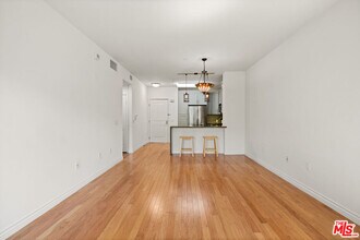 100 S Alameda St in Los Angeles, CA - Building Photo - Building Photo