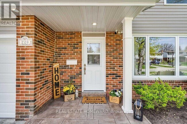 220 William Roe Blvd in Newmarket, ON - Building Photo - Building Photo