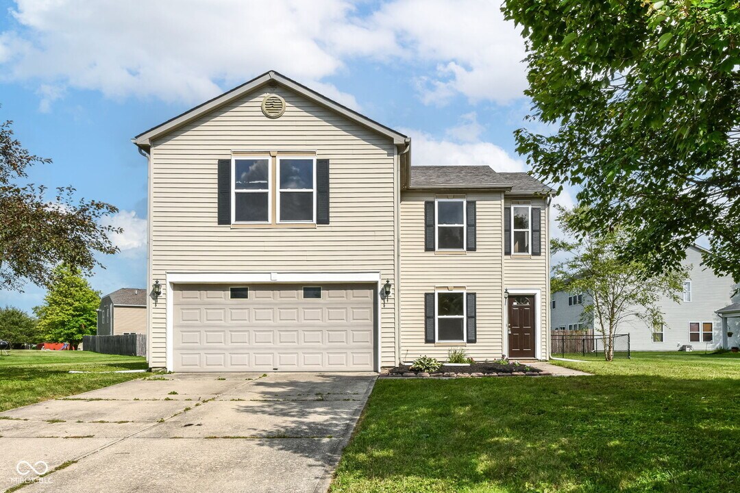 1155 Redwood Dr in Greenfield, IN - Building Photo