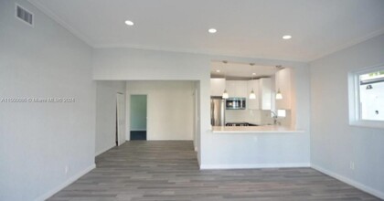 3681 NE 170th St, Unit 6 in North Miami Beach, FL - Building Photo - Building Photo