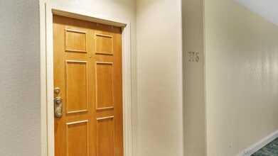 5765 Friars Rd in San Diego, CA - Foto de edificio - Building Photo