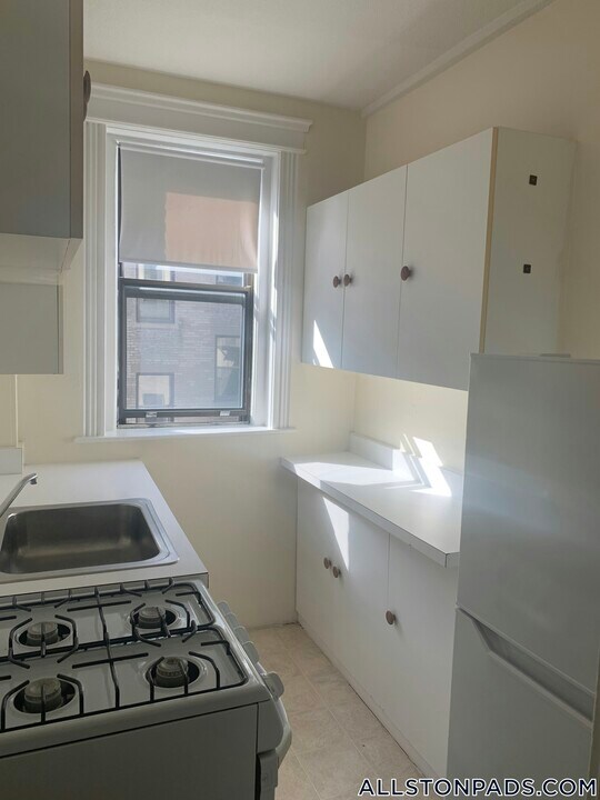 1152 Commonwealth Ave in Boston, MA - Building Photo