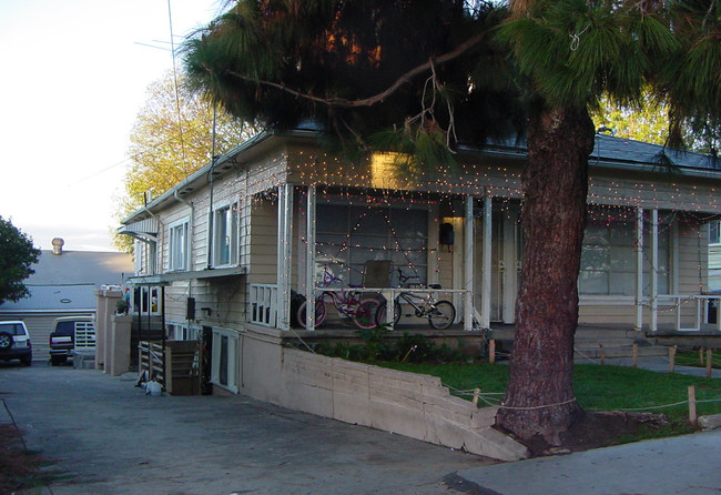 926 N Loma Vista Dr in Long Beach, CA - Foto de edificio - Building Photo