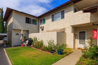 1241 E Bastanchury Rd in Fullerton, CA - Foto de edificio - Building Photo