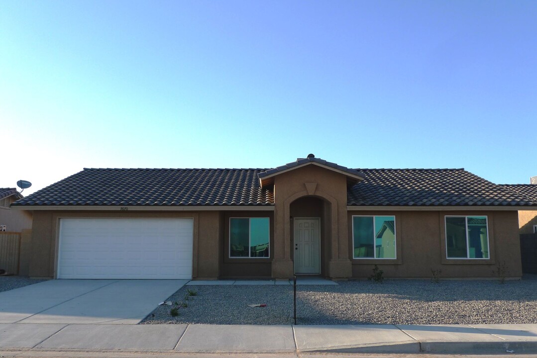 7670 E 41st St in Yuma, AZ - Building Photo