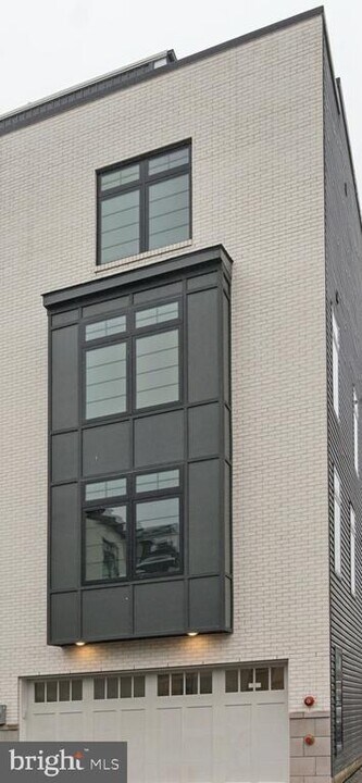 302 Wigard Ave in Philadelphia, PA - Building Photo