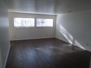 2104 N Cirby Way in Roseville, CA - Building Photo - Building Photo