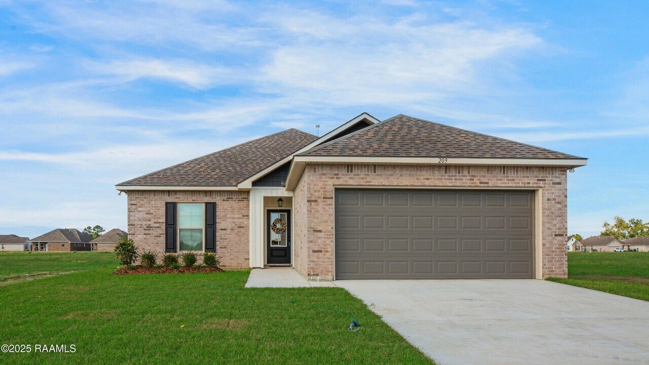 209 Tatum Ln in Youngsville, LA - Building Photo