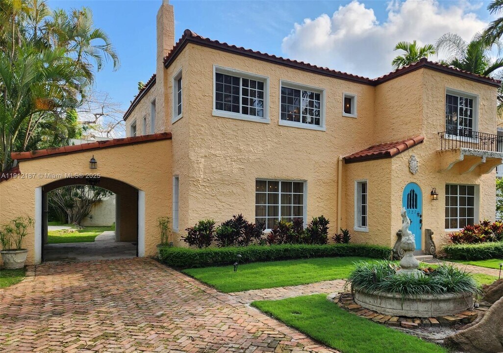 327 Menores Ave in Miami, FL - Building Photo