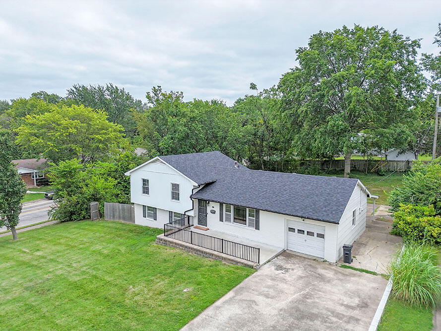 100 W Leslie Ln in Columbia, MO - Building Photo